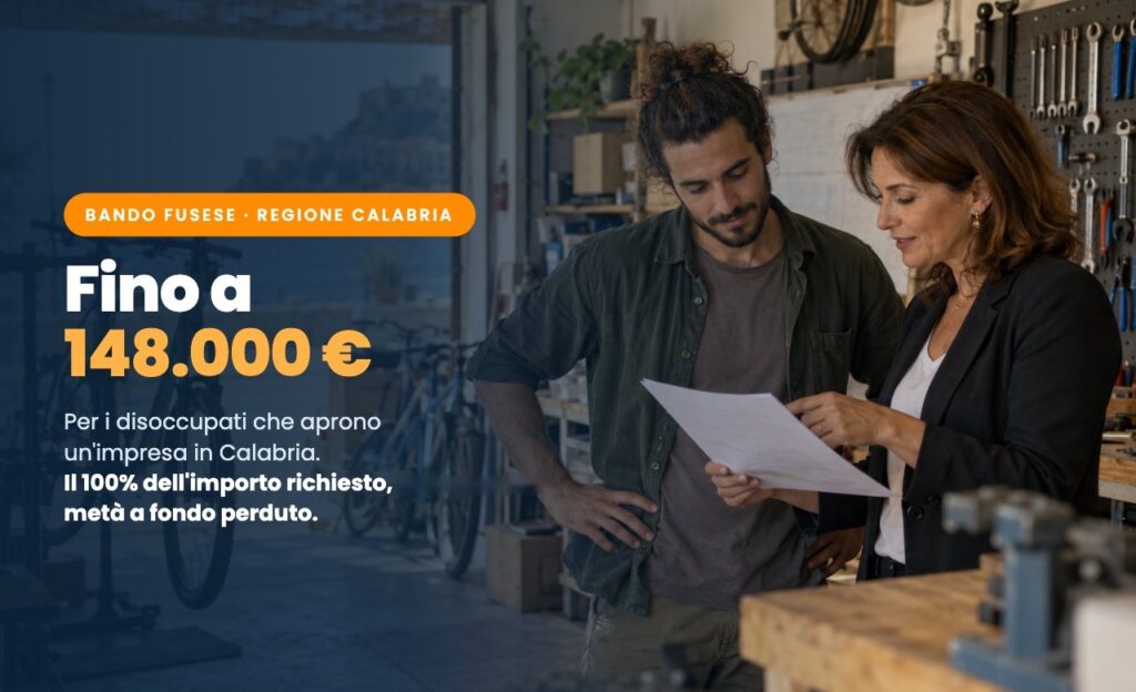 Consulente FederTerziario Calabria e giovane imprenditore che controllano il progetto per il bando FUSESE nella nuova officina