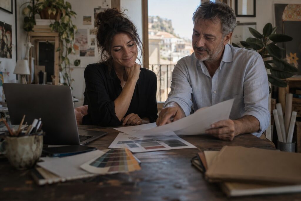 Consulente di FederTerziario Calabria con una libera professionista che verifica i requisiti del bonus partite IVA ISCRO
