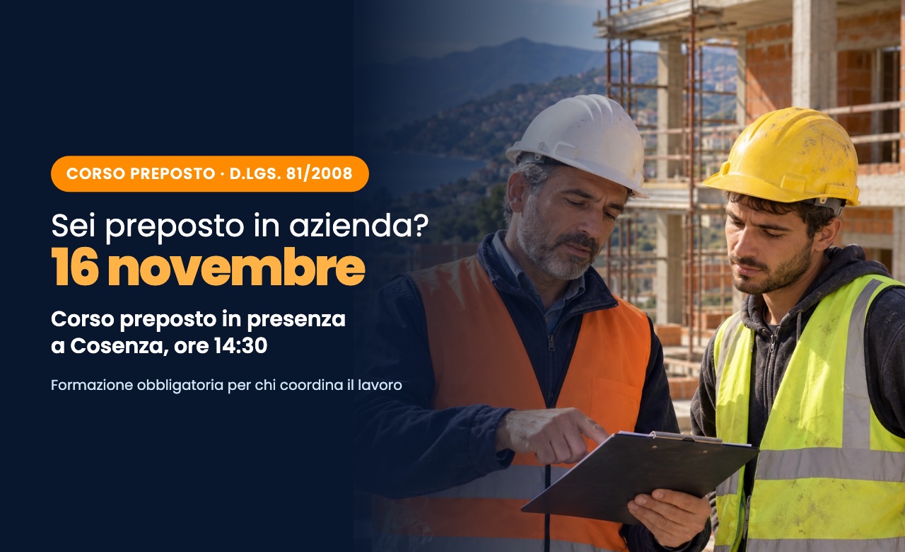 Preposto con casco bianco e cartellina che spiega il lavoro a un operaio in cantiere, corso preposto FederTerziario Calabria